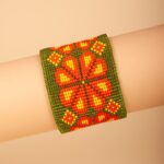 Bransoletka koralikowa Huichol #511 - z motywem kwiatu